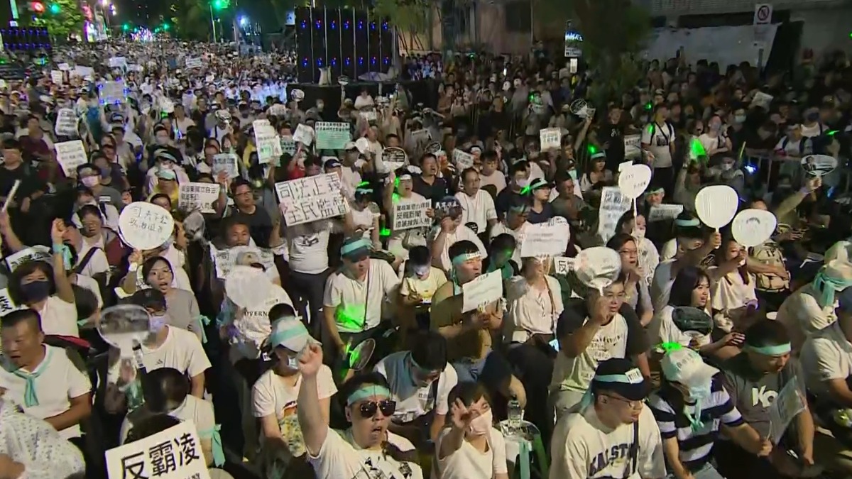 民眾黨街頭集會現場。（圖／東森新聞）
