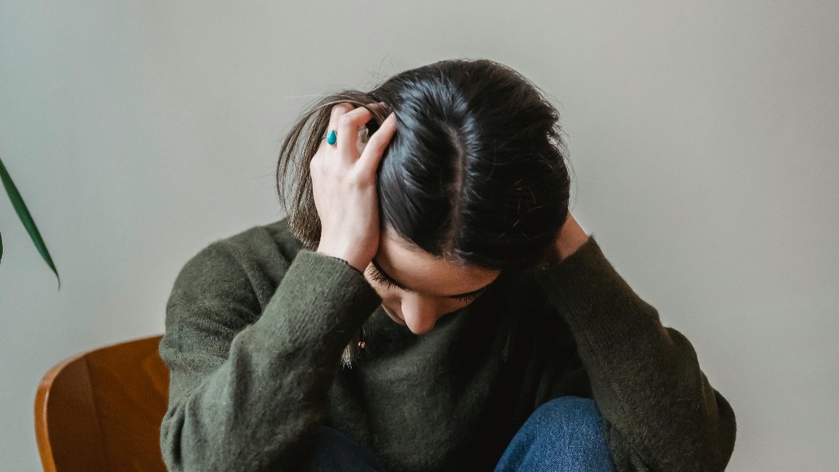 一名女大生頭痛狀況頻繁，檢查結果出爐後，大腦竟長出腫瘤。（示意圖／Pexels）