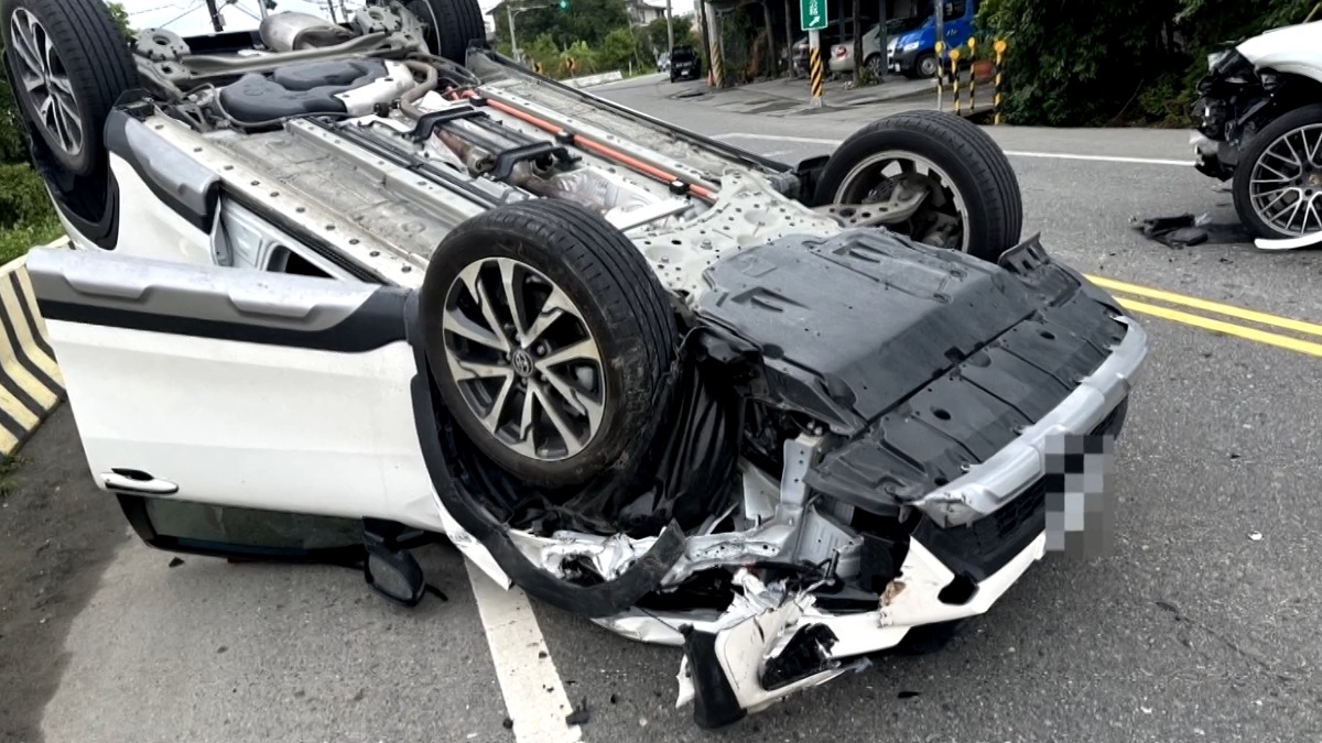 一輛白色休旅車行經事發路口時，突因不明原因偏離車道，衝撞對向停等紅燈的保時捷休旅車。（圖／東森新聞）