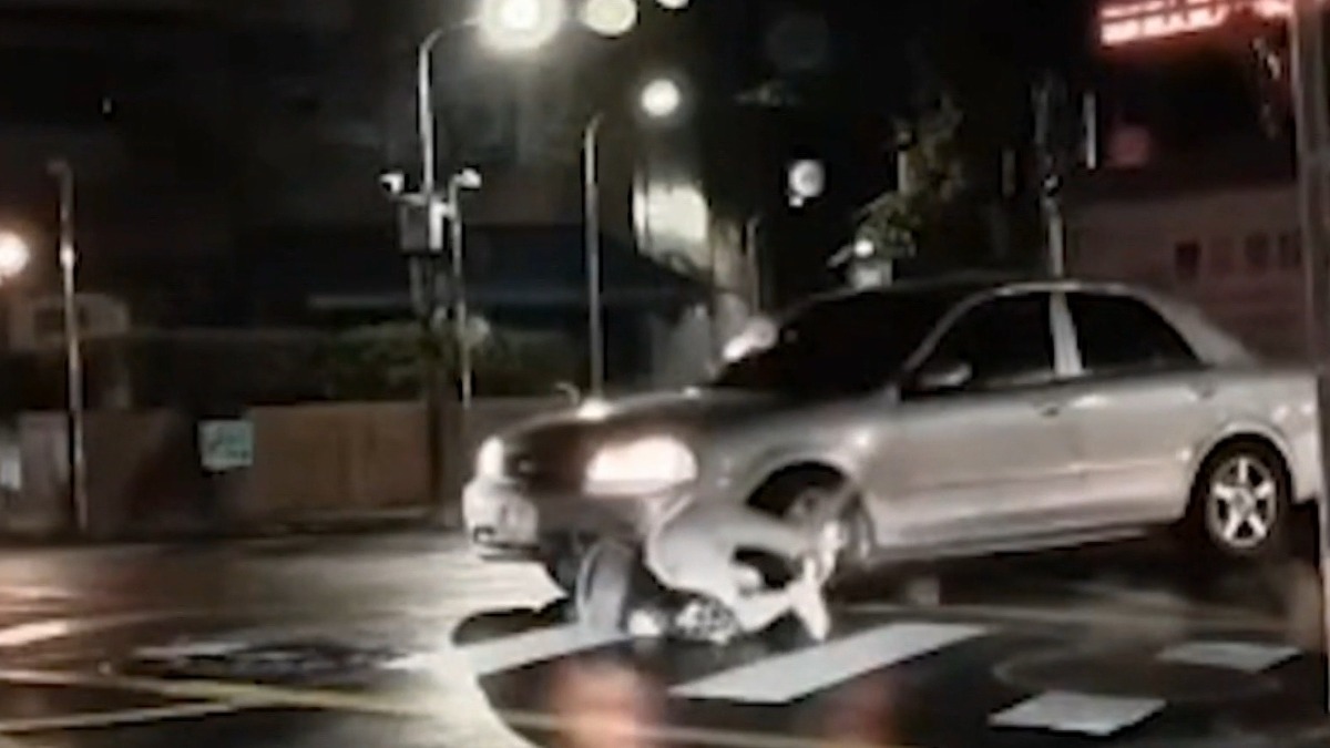 台南有民眾走在斑馬線上，被一輛準備左轉的休旅車撞到，當下立刻拿下耳機怒瞪對方。（圖／翻攝自WoWtchout - 地圖型行車影像分享平台）