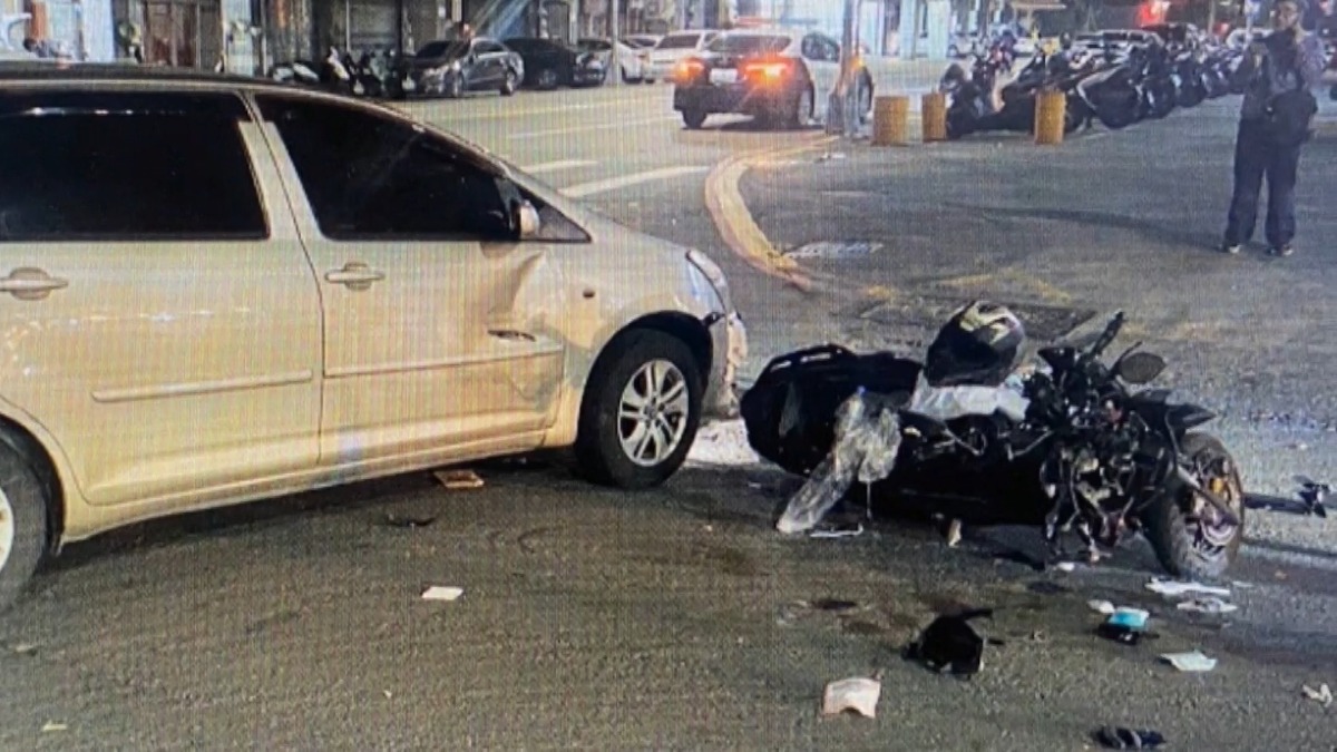 高雄三民區發生一起驚悚車禍，一輛汽車左轉時疑似沒禮讓直行車，跟機車發生碰撞。（圖／東森新聞）