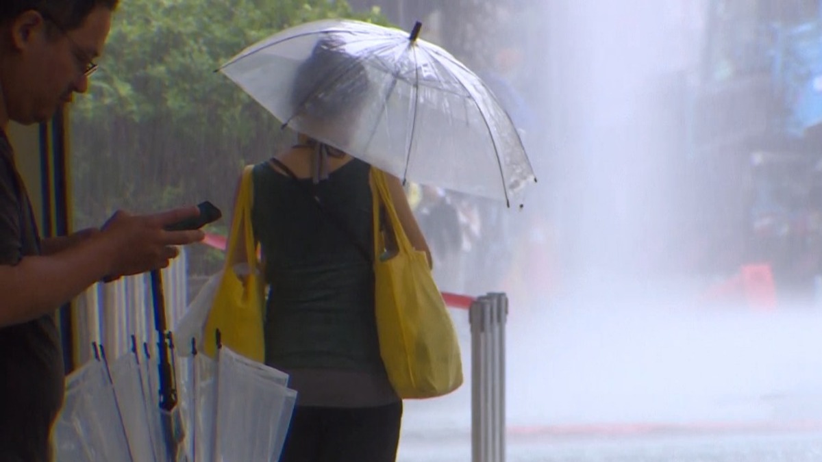 國慶假期慎防午後雷陣雨，中央氣象署針對高屏地區發布大雨特報。（圖／東森新聞）