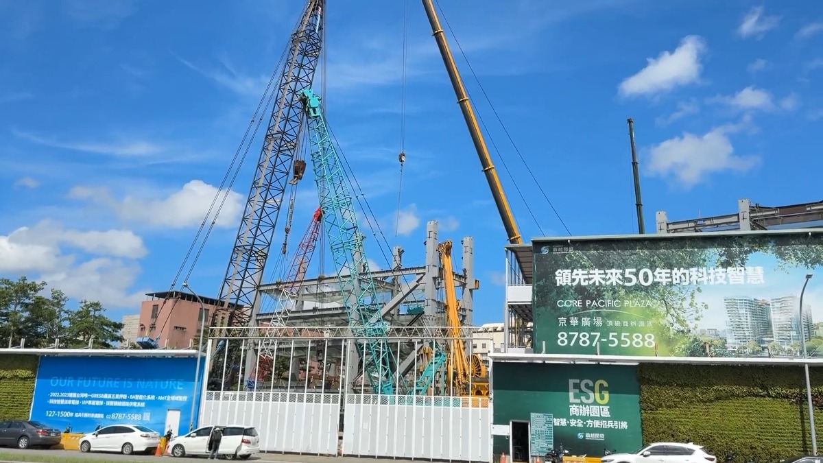 台北市政府該不該讓京華城工地立即停工，也成為棘手的問題。（圖／東森新聞）