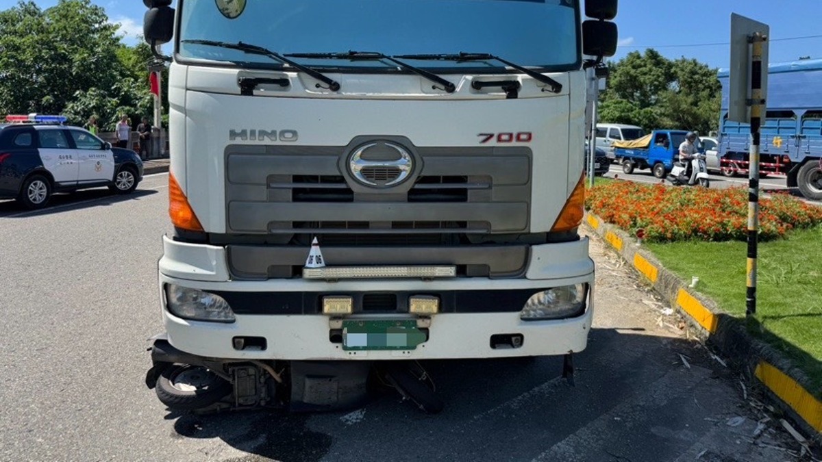 整輛機車被捲入車底。（圖／翻攝畫面）