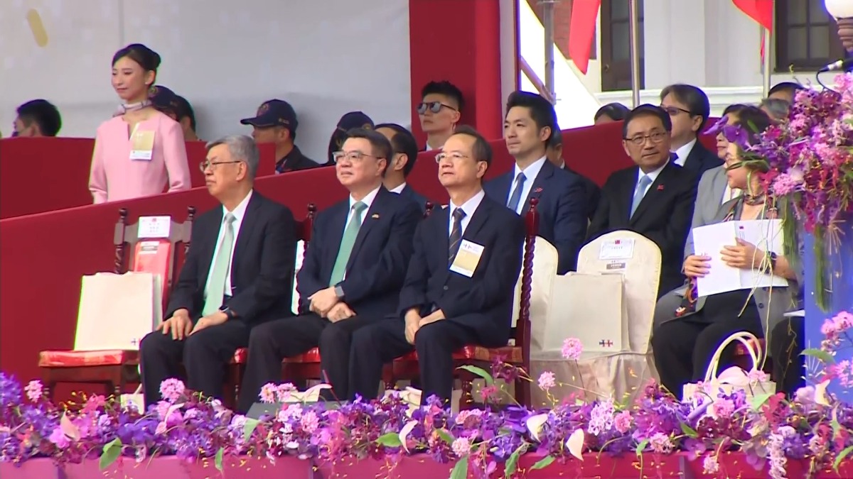 民眾黨立院黨團總召黃國昌率白營八席立委，全數參加國慶典禮。（圖／東森新聞）