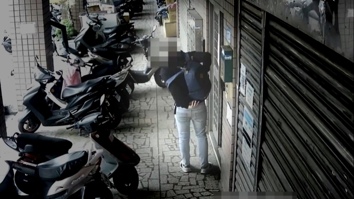 警方看他的穿著，很像詐騙車手，於是一路尾隨男子察看。（圖／東森新聞）