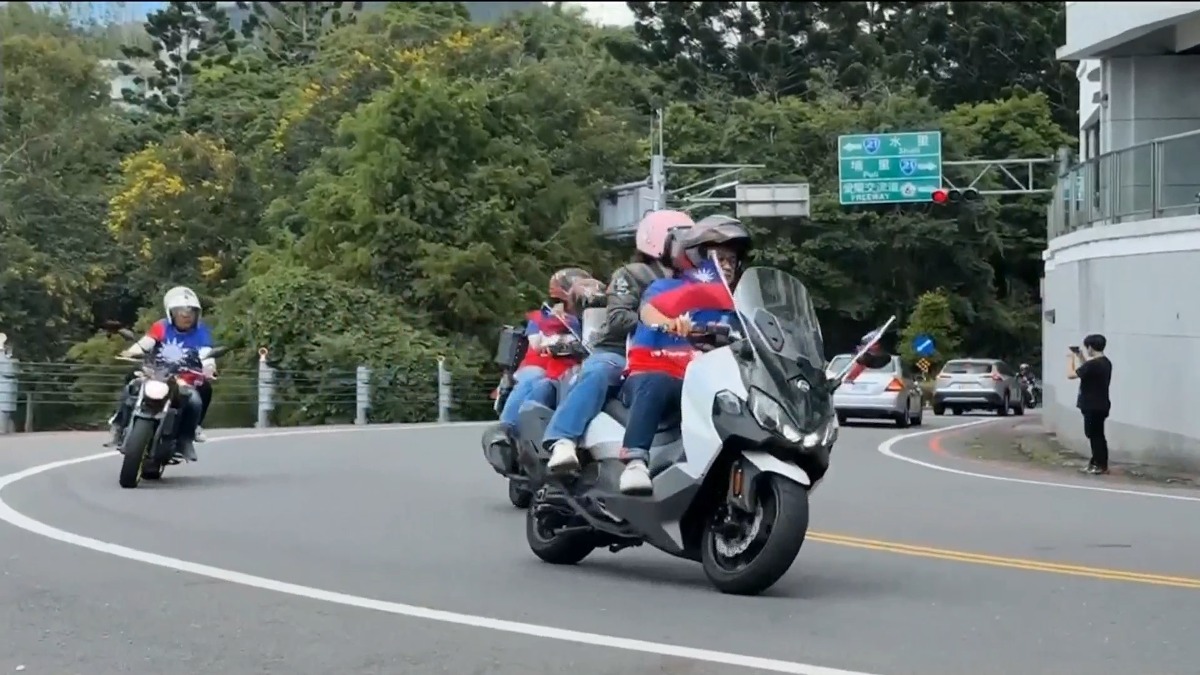 中南部都有重機的大型活動慶祝國慶，高雄超過400輛的重機掛上國旗上街遊行，總價值超過2.4億的車隊行駛在路上，中部也有上百輛的重機。（圖／東森新聞）