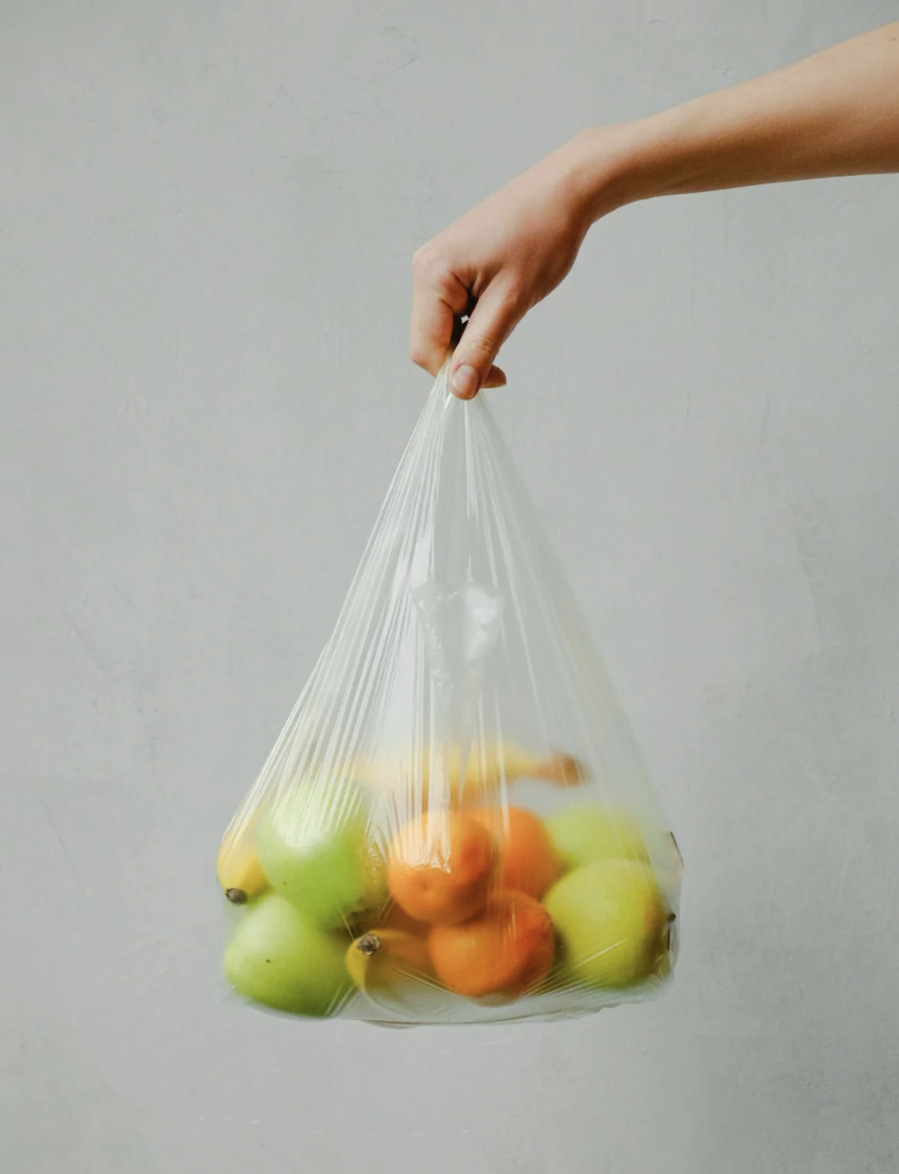 殘留水果味道的袋子也會吸引果蠅前來。（示意圖／Pexels）