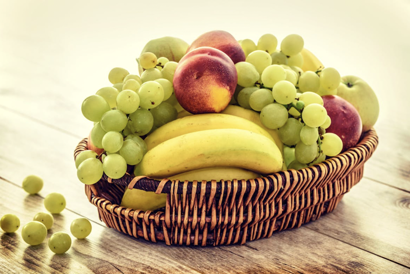 若要防止飛蟲接觸，就得避免水果過熟、腐爛，或是放到冰箱內保存。（示意圖／Pexels）