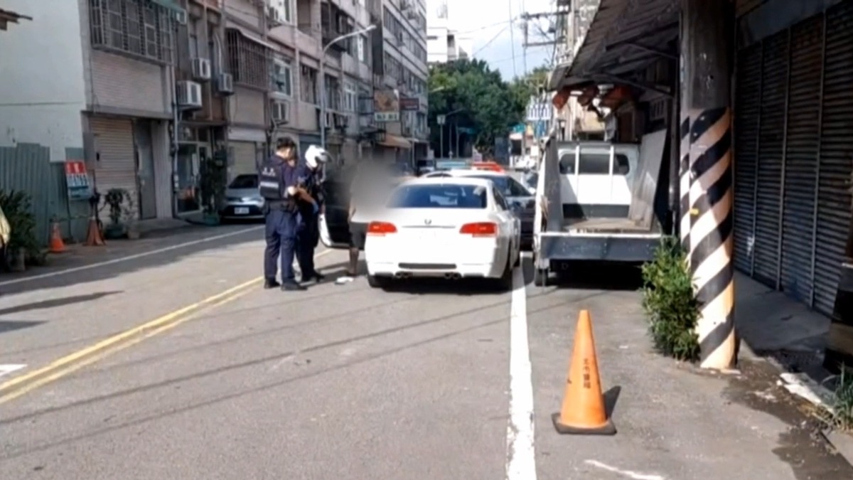 轎車加速逃逸，警方騎車在後面狂追了約1公里。（圖／東森新聞）