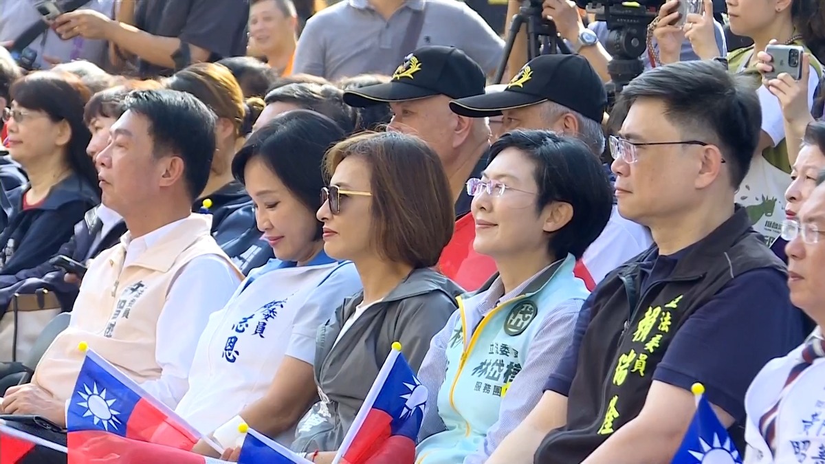 高雄市的國慶升旗，除了祝賀中華民國生日快樂，市長陳其邁也藉此感謝各界與市民協助災後重建。（圖／東森新聞）