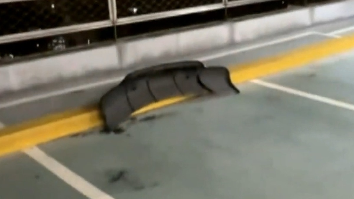 改裝後的保桿整個掉下來，讓車主好傻眼。（圖／東森新聞）