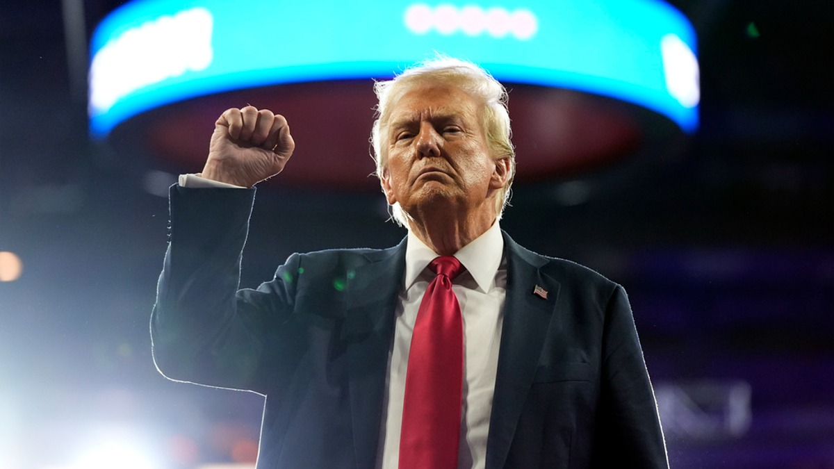 美國共和黨籍總統候選人川普揚言如果上任將對中課徵100%關稅。（圖／美聯社）