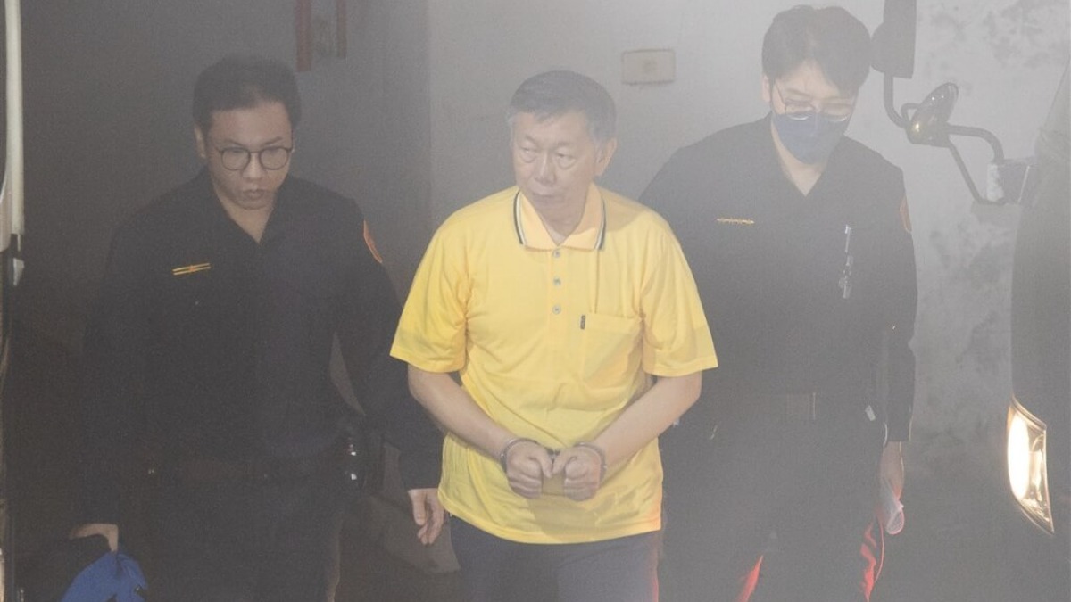 台北地檢署偵辦京華城案，10月16日上午提訊在押的前台北市長柯文哲（中），柯文哲未帶眼鏡進入北檢。（圖／中央社）