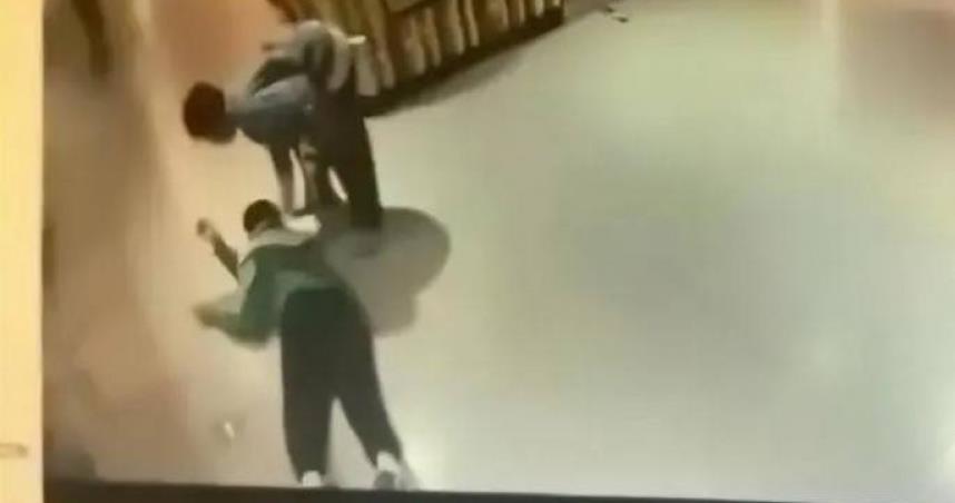 男童在店內奔跑導致摔倒，之後出現短暫暈厥。（圖／翻攝自微博 安飛諾）
