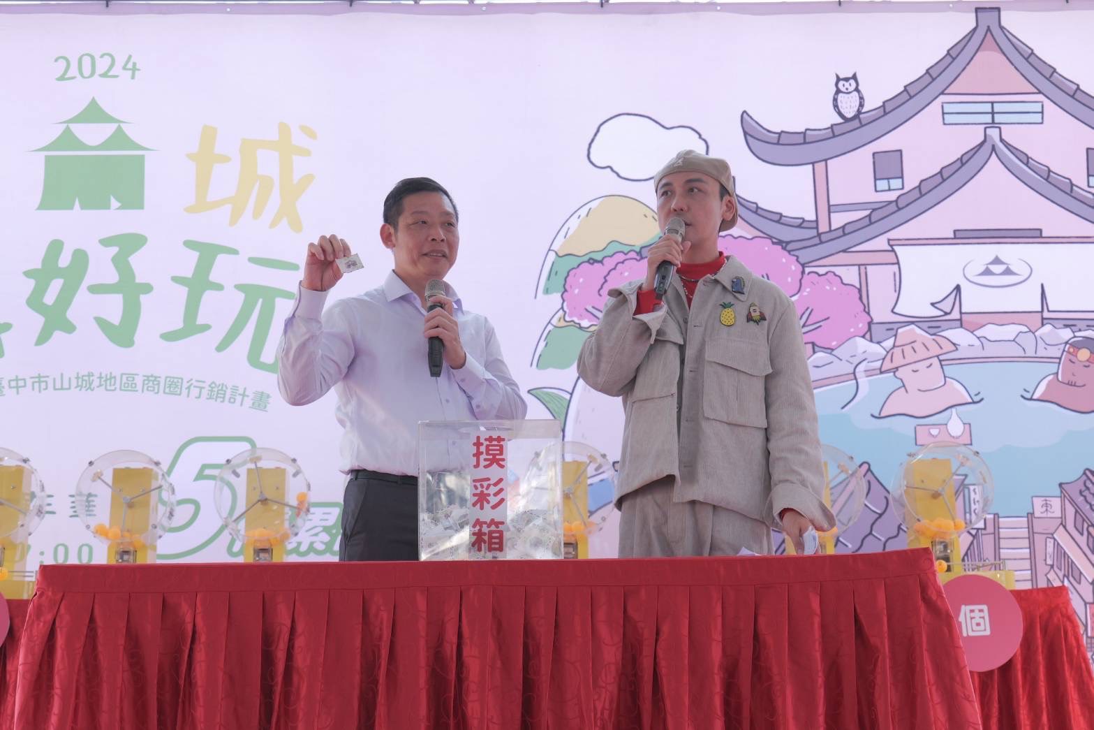 陳允寶泉副總經理林讚廷加碼糕餅禮盒。（圖／台中市政府提供）