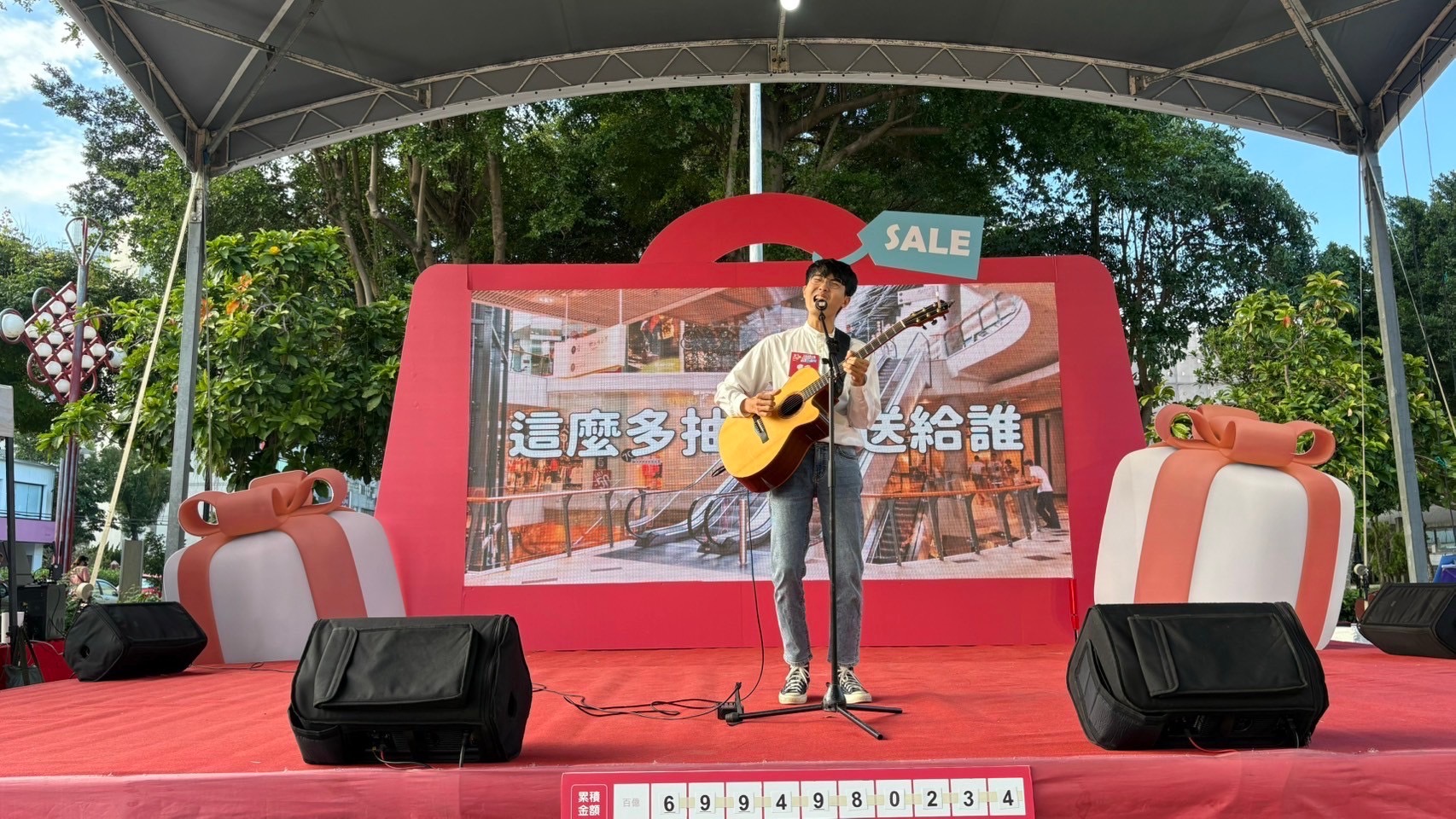 表演者自彈自唱-歌詞更描述他有一種預感會中大獎。(圖/台中市政府提供)