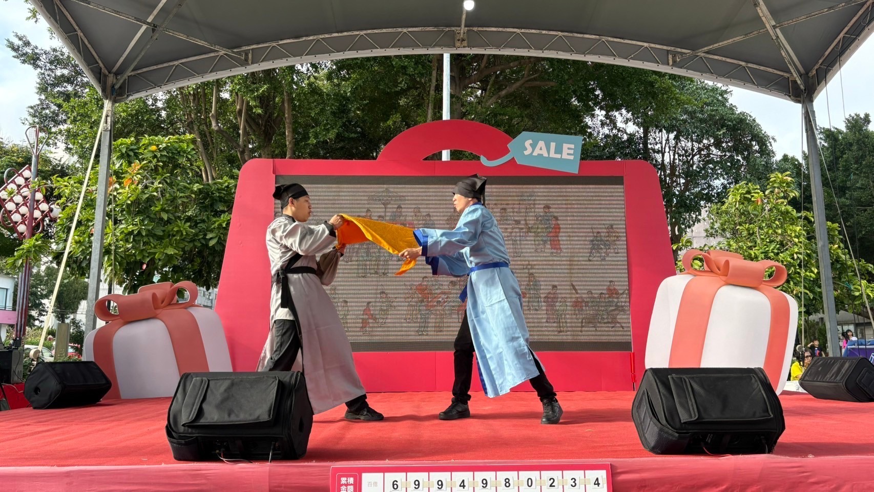 雙人舞蹈以古代現代主題表演購物旅程。(圖/台中市政府提供)