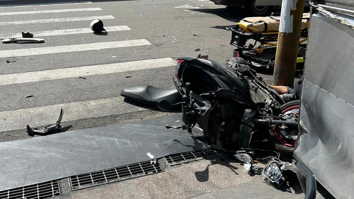 台中發生一起嚴重車禍，騎士傷重不治。（圖／翻攝自臉書＠爆料公社）