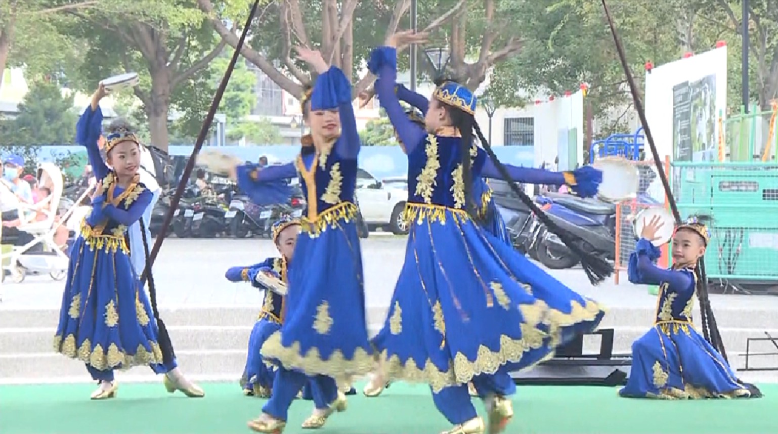 專業舞團震撼演出,現場民眾目不轉睛。(圖/東森新聞)