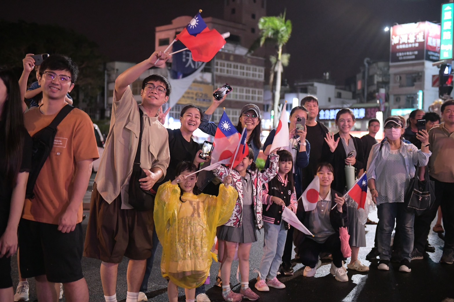 民眾熱情高舉臺日雙方國旗揮舞。（圖／<a href='/search/tags/花蓮縣/' target='_blank'>花蓮縣</a>政府提供）
