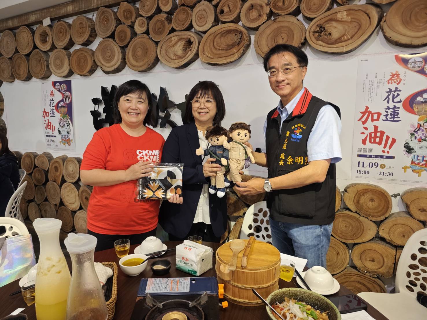 觀光處長<a href='/search/tags/余明勲/' target='_blank'>余明勲</a>與建國中學學務主任楊玉玲合影。（圖／花蓮縣政府提供）