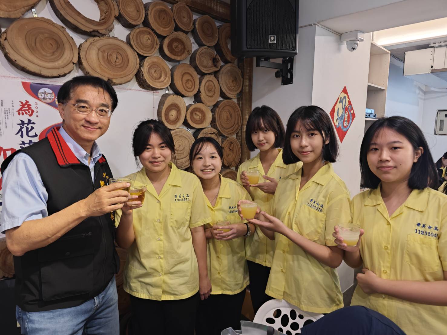 觀光處長余明勲與景美女中學子合影。（圖／花蓮縣政府提供）