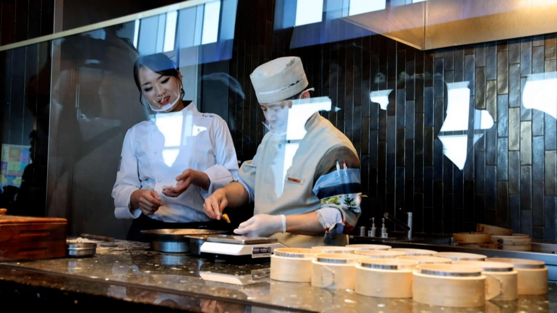 鄭智善驚喜出現餐台為顧客現包小籠湯包。（圖／東森新聞）