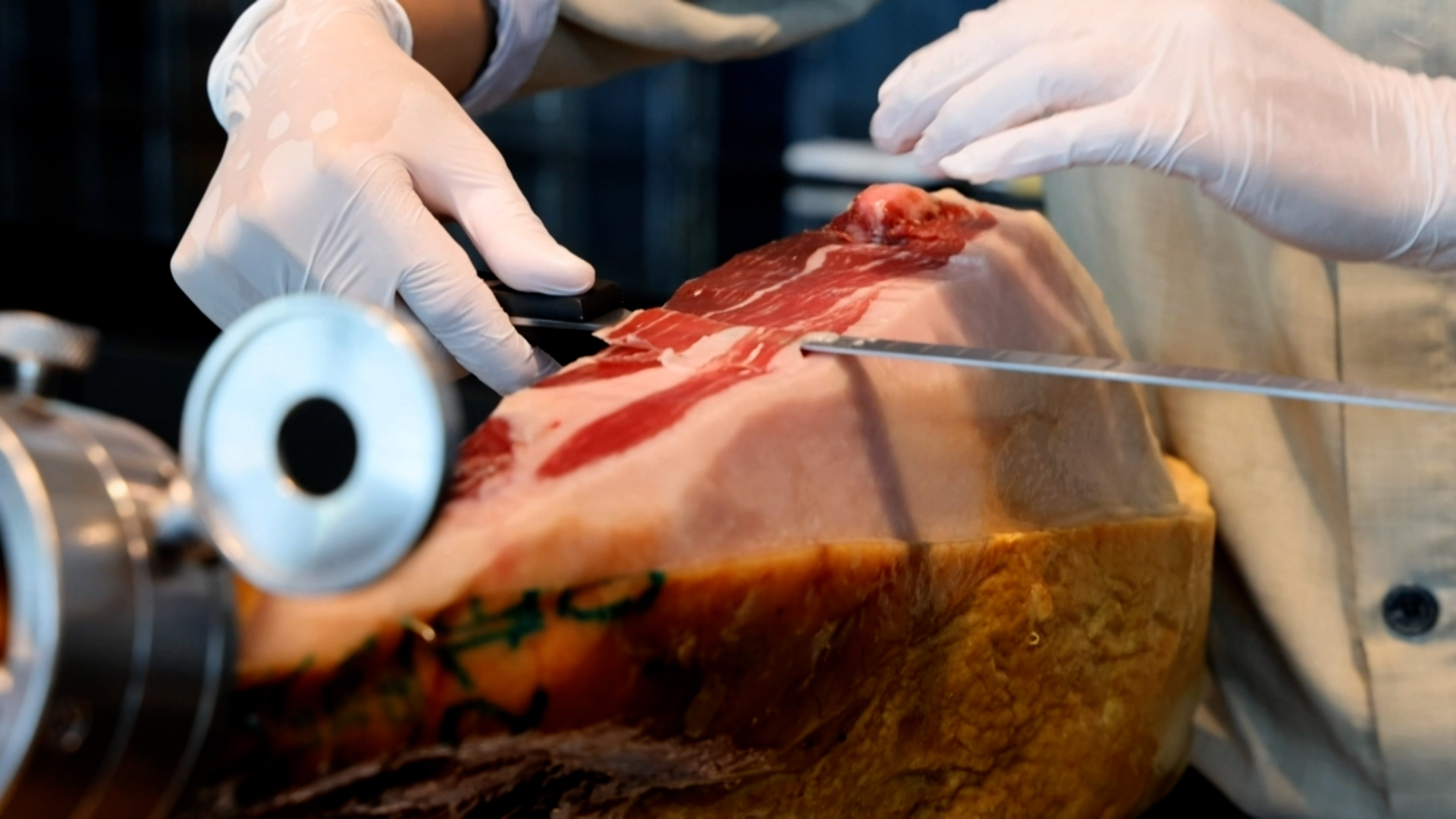 鄭智善首推現切伊比利火腿搭配蘋果一起吃。（圖／東森新聞）