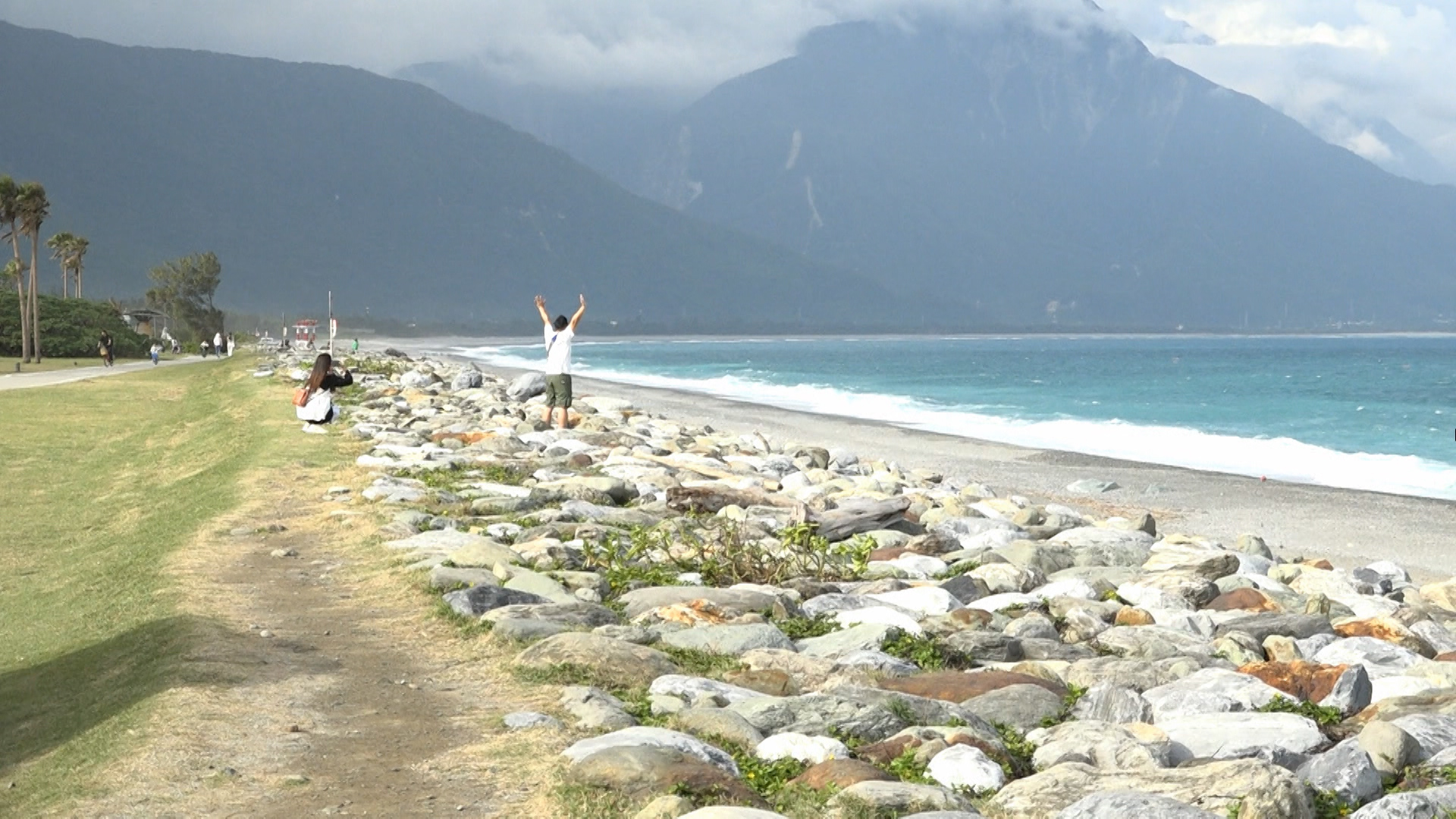 七星潭海岸邊，浪潮 一波一波捲上岸。