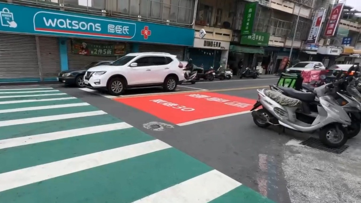 新竹縣竹北國小附近路口，紅色塊標線為示警用路人，要放慢速度小心行駛。（圖／東森新聞）