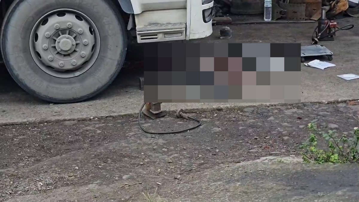 基隆車廠老闆遭車頭重壓身亡。（圖／東森新聞）