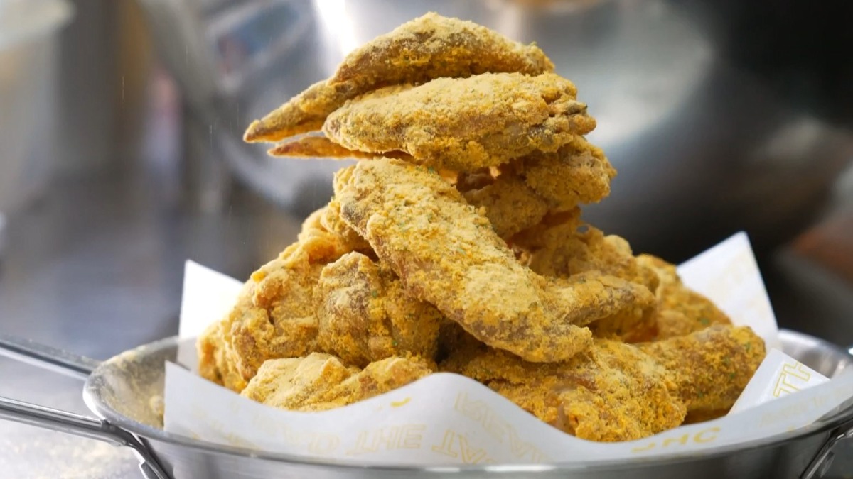台灣人對炸雞堪稱狂熱，幾乎有商圈的地方就會炸雞店。（圖／東森新聞）