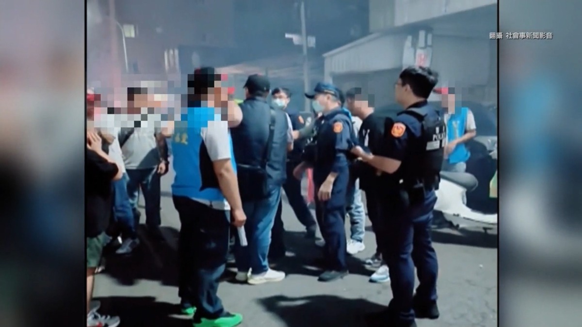 高雄鳳山區廟會舉辦遶境活動，有兩派人馬因為上下神轎時發生碰撞，當街吵了起來。（圖／翻攝自社會事新聞影音）