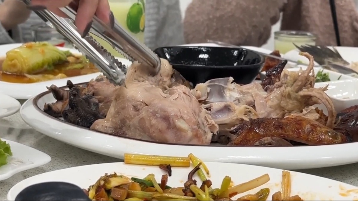 女顧客吃烤雞，吃到上警局怒告店家。（圖／東森新聞）