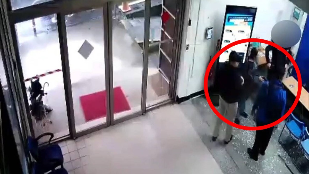 移民署一名女科員與警方交接失聯移工時，看見警員腰間配戴的新型手槍，好奇之下竟借來把玩。（圖／東森新聞）