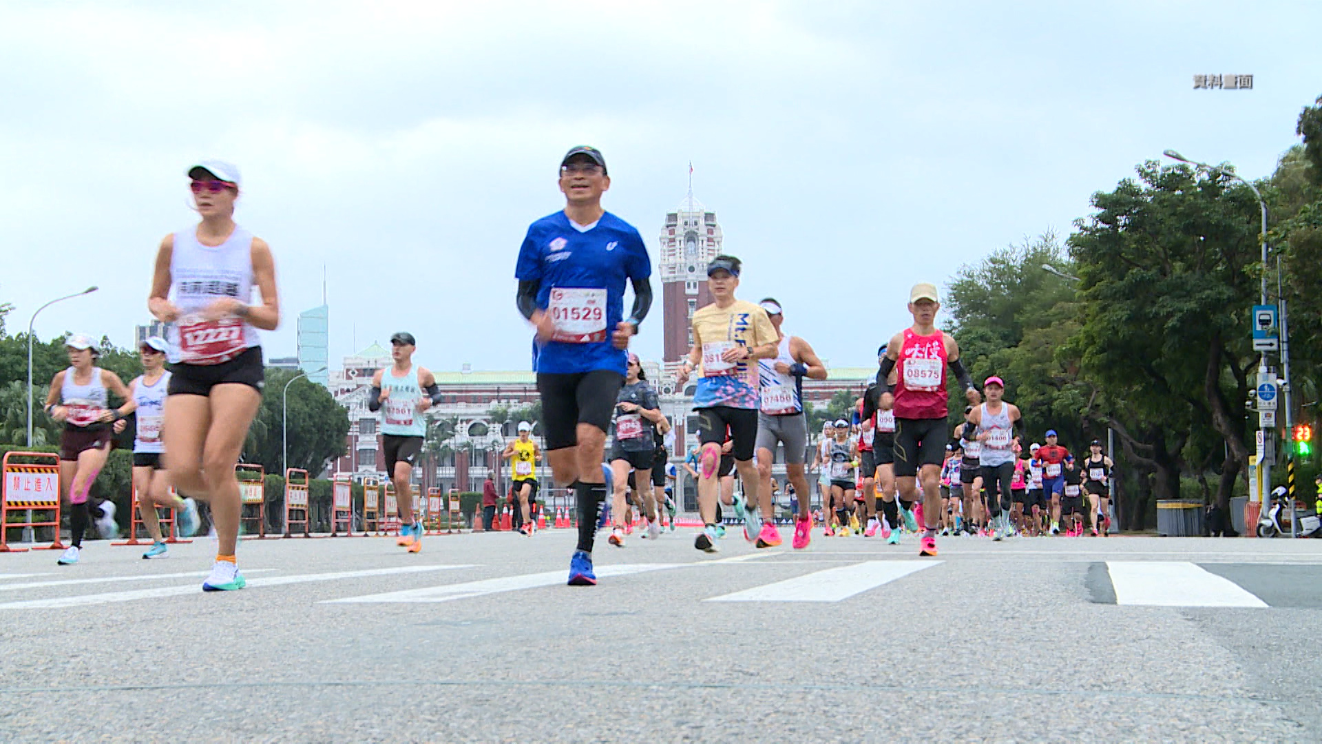 象徵賽事在15號正式開跑，長年支持臺北馬的金控，也持續透過跑者，每跑40公里，就種一棵樹的倡議計畫。