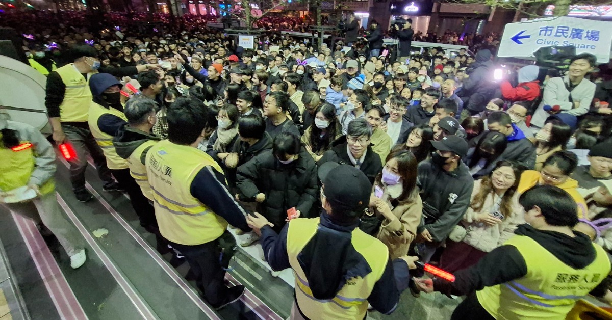 台北捷運散場人潮，圖為站外第一個管制點。（圖／記者李俊賢攝影） 