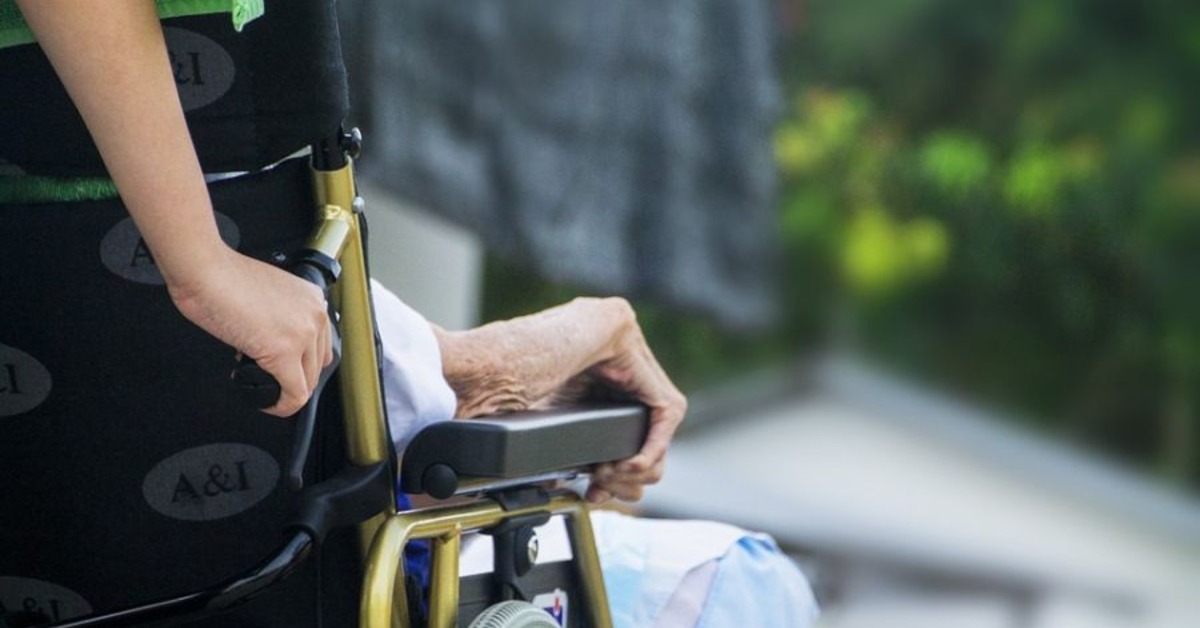 立法院三讀通過就業服務法部分修正條文，80歲以上長者聘僱外籍看護免經醫療評估。（圖／pixabay）