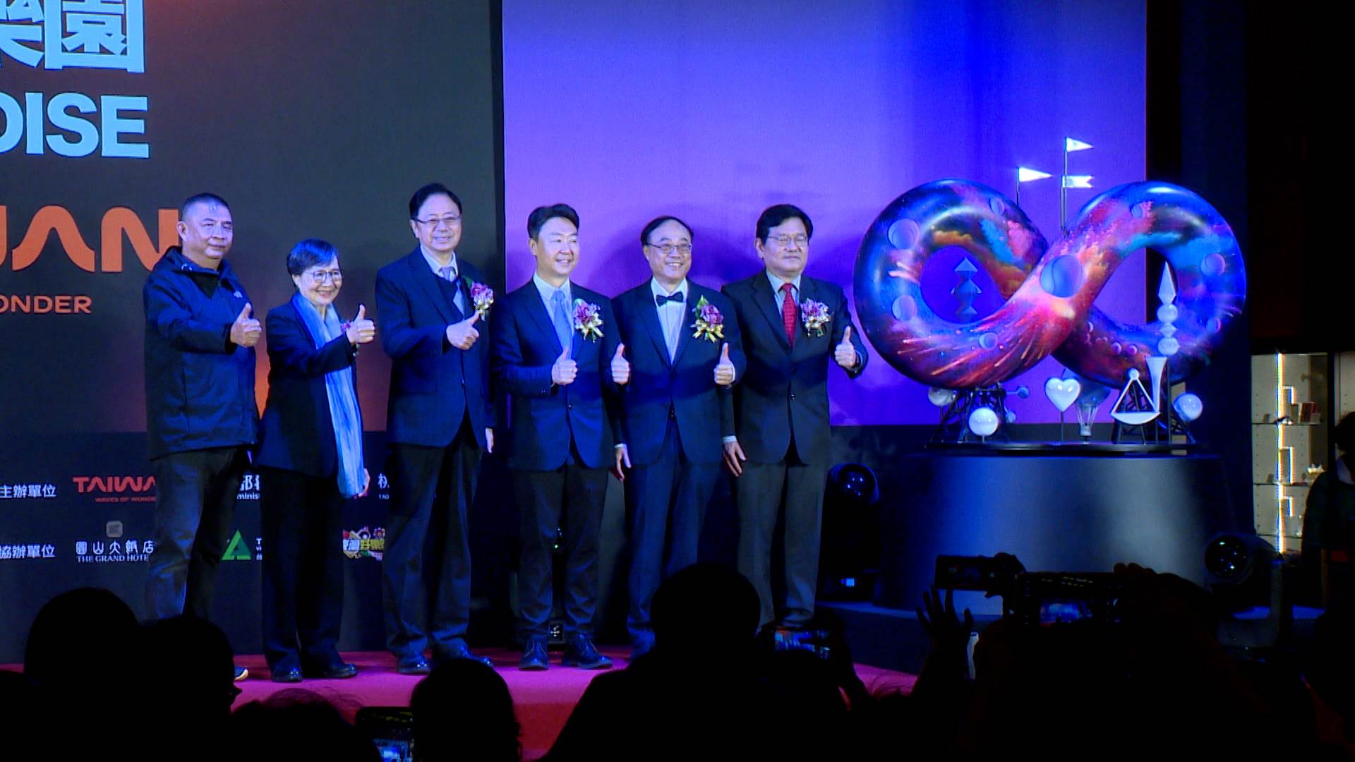 2025年台灣燈會在桃園，主燈「無限樂園」正式亮相，還有以生肖蛇為主題的小提燈「蹓蹓蛇」。（圖／東森新聞）