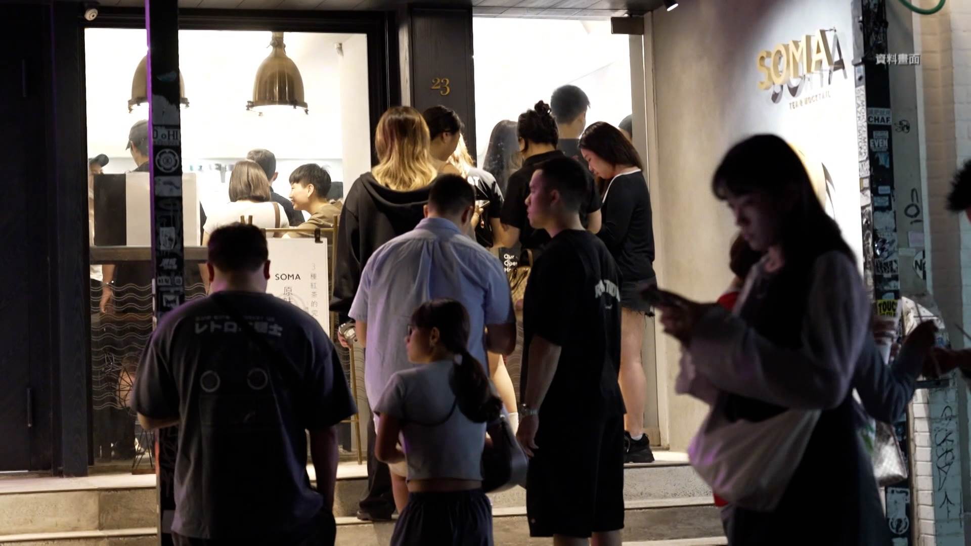 人潮眾多，整個東區商圈一直到凌晨兩點多左右。（圖／東森新聞）