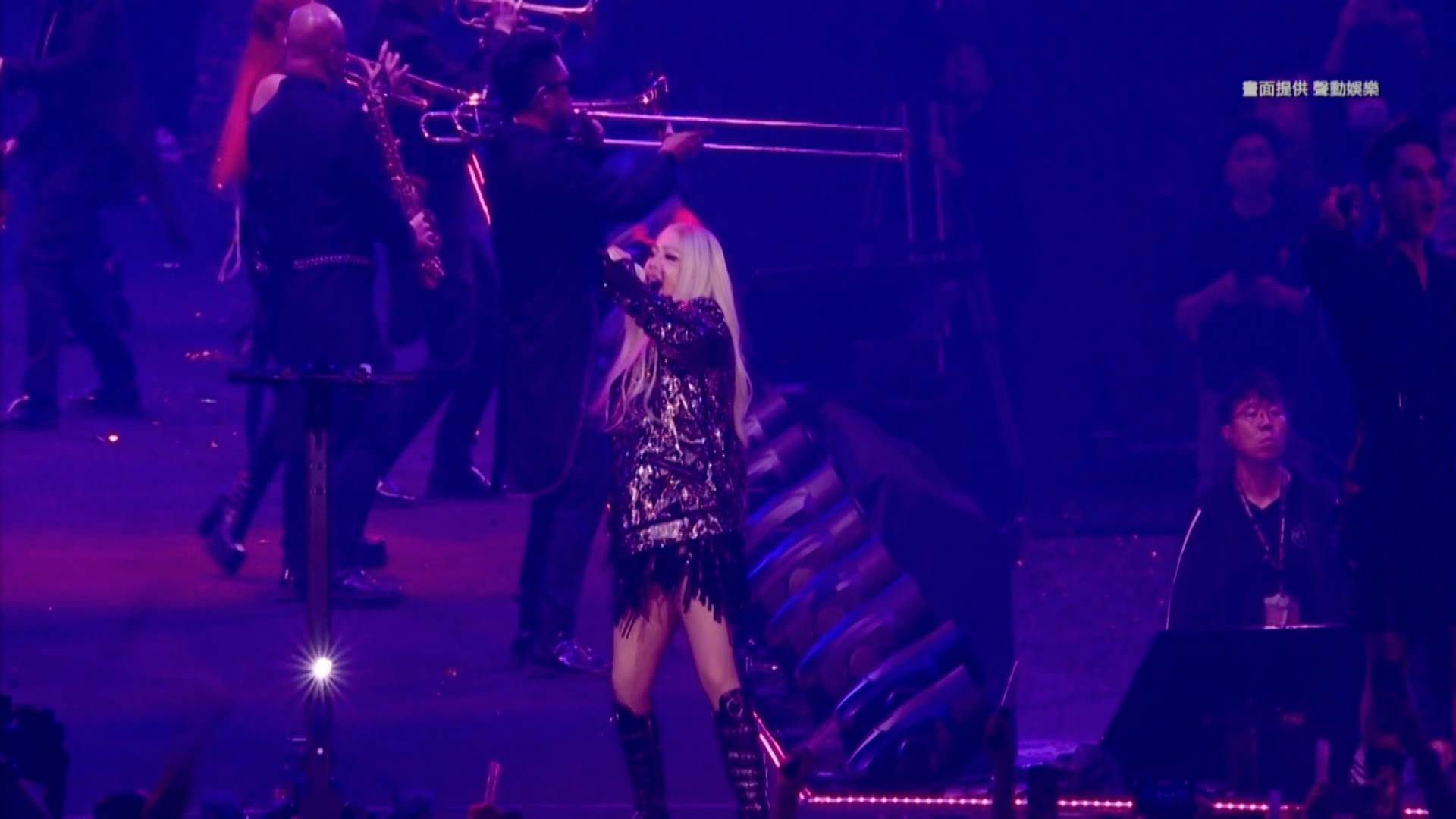  天后張惠妹登上大巨蛋舞台，陪粉絲一起倒數，迎接2025。（圖／東森新聞）