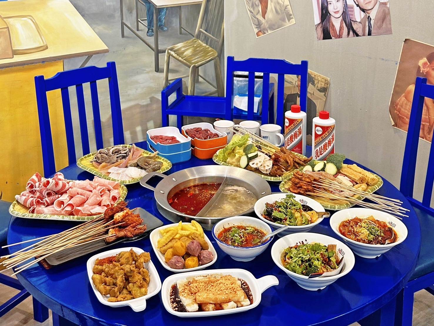 任選兩種，自由搭配挑選鴛鴦鍋，雙重豐富享受，滿足許多人的口味。(圖/馬路邊邊串串香提供)