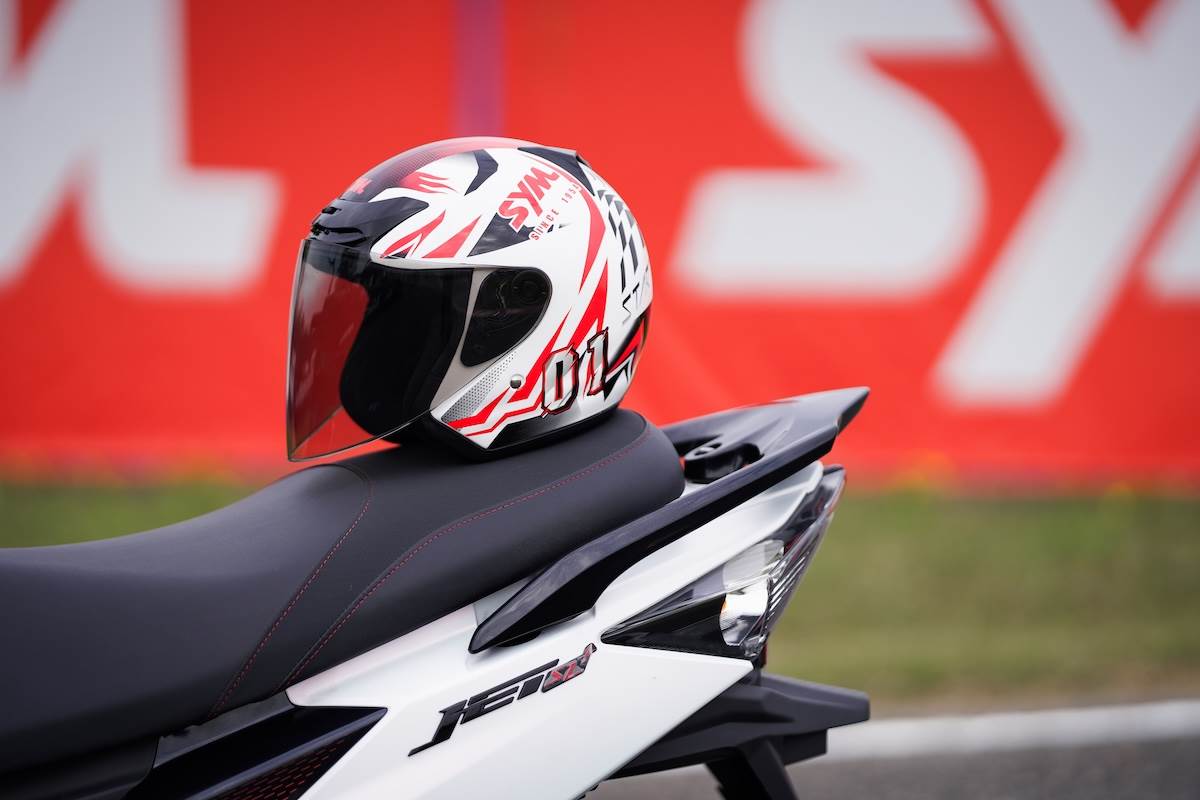 SYM賽車廠隊彩繪安全帽。（圖／SYM提供）