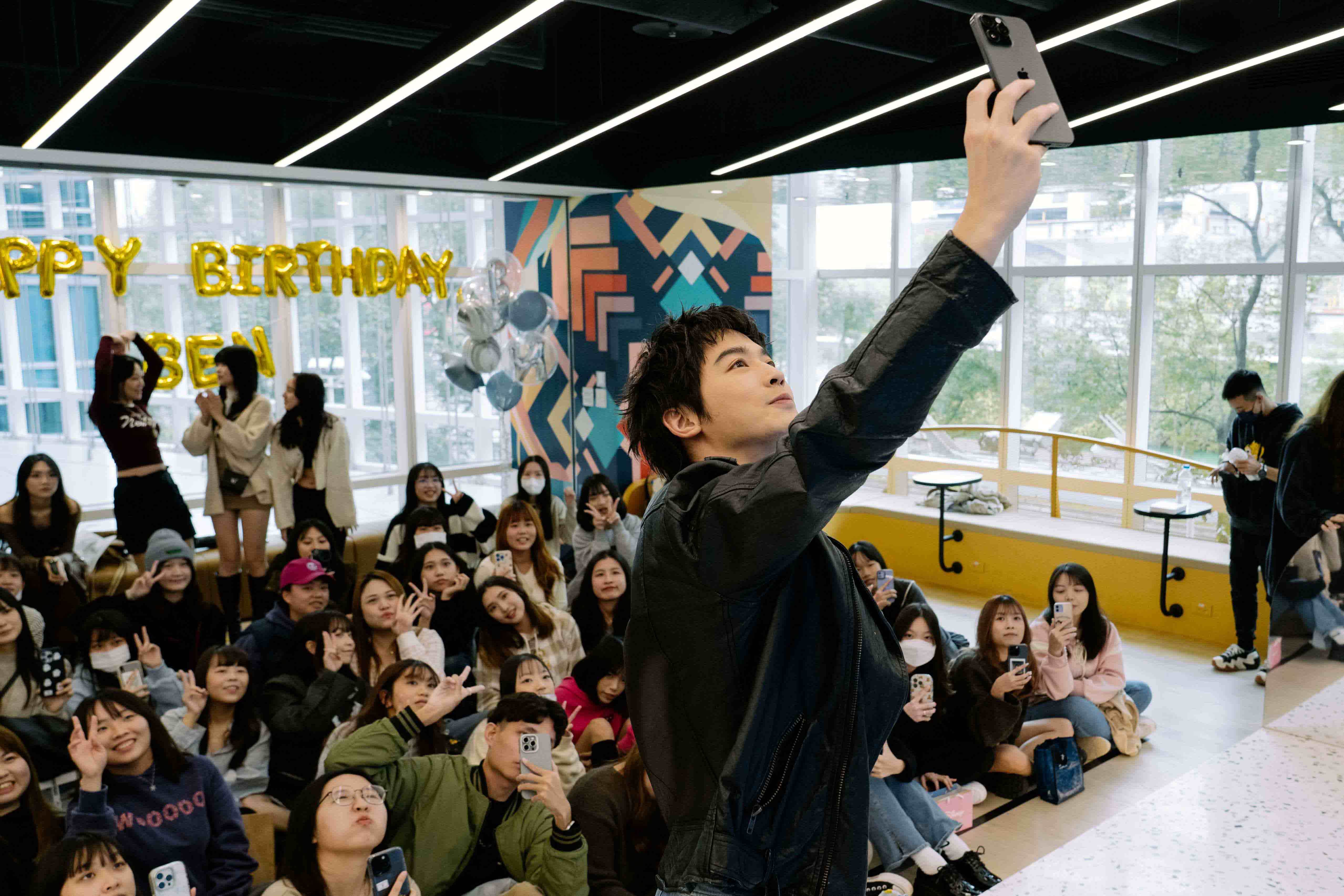 小樂吳思賢開心與歌迷自拍（圖／華納音樂提供）