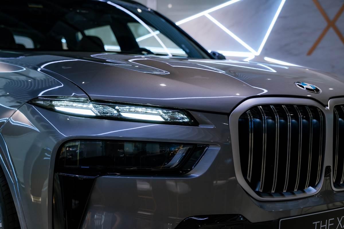 分離式頭燈設計與重新描繪的雙腎型水箱護罩，結合智慧LED頭燈的車頭造型。（圖／汎德提供）