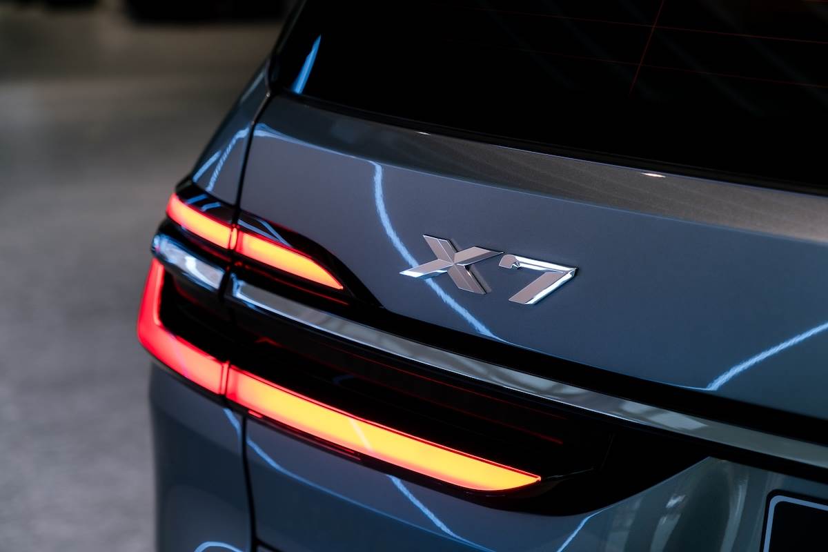 車尾處特殊圖騰設計的燻黑3D立體LED尾燈，融入車尾水平鍍鉻飾條。（圖／汎德提供）