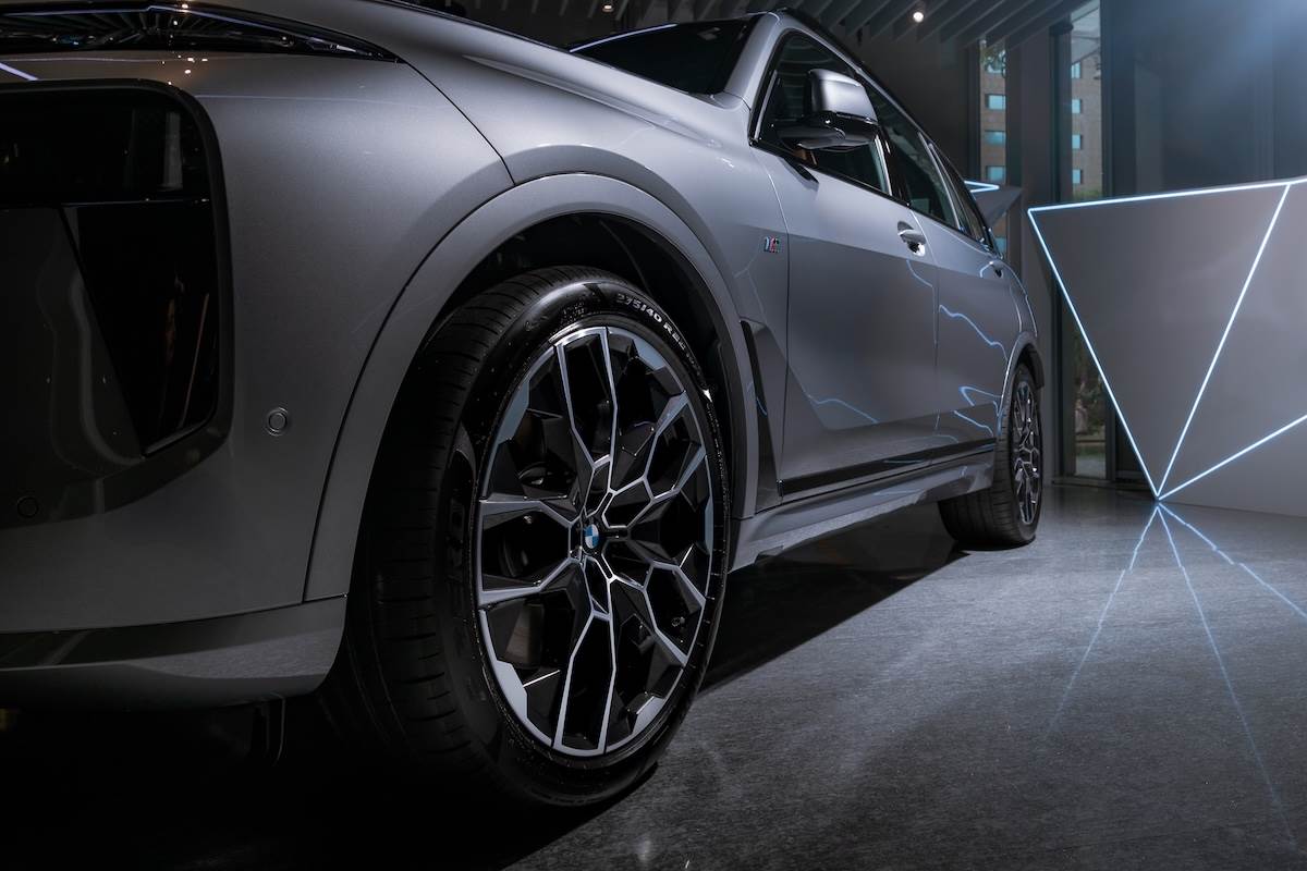 M Sport專屬配備包含M空力套件、M藍色煞車卡鉗以及專屬的22吋M雙輻式雙色輪圈。（圖／汎德提供）