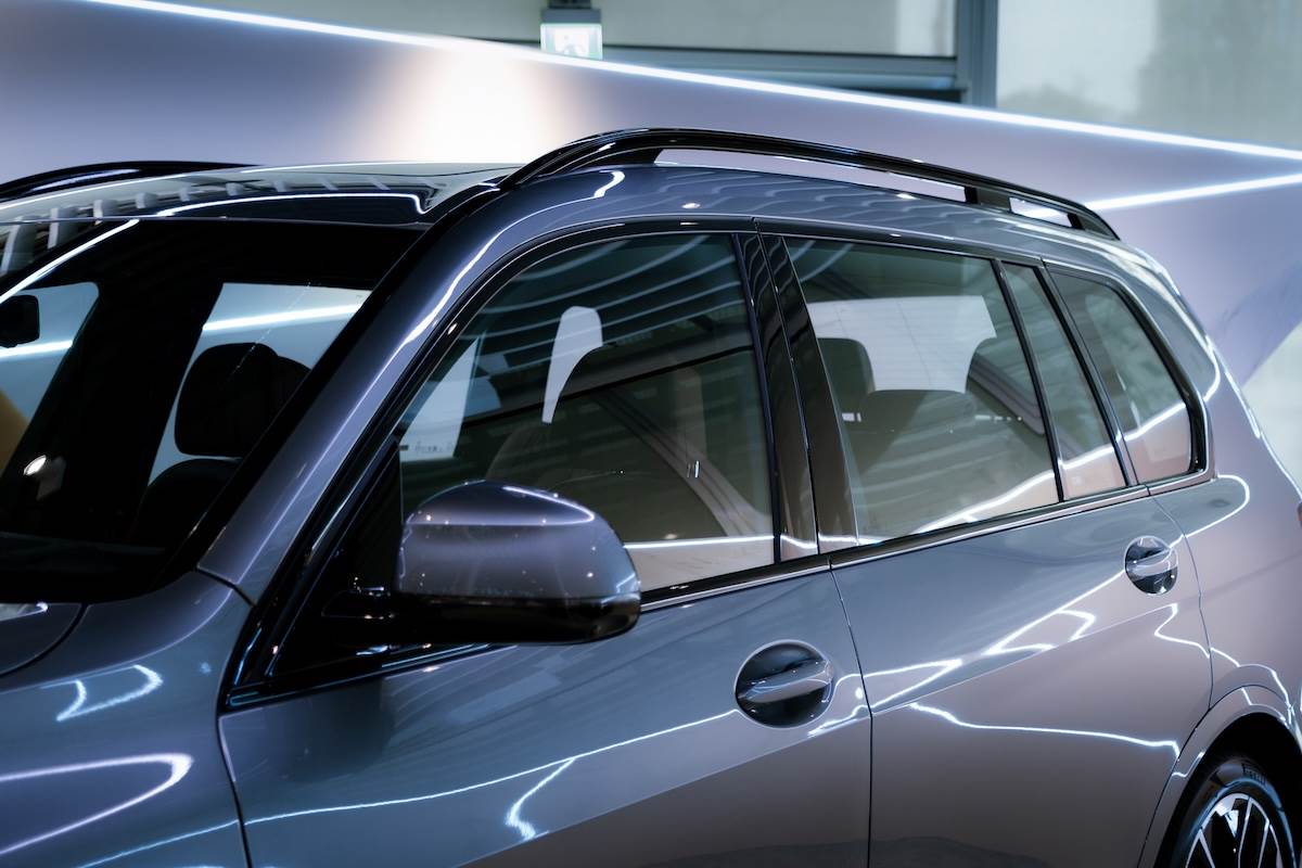 黑色高光澤窗框、黑色高光澤車頂架與Sky Lounge全景式電動玻璃天窗。（圖／汎德提供）