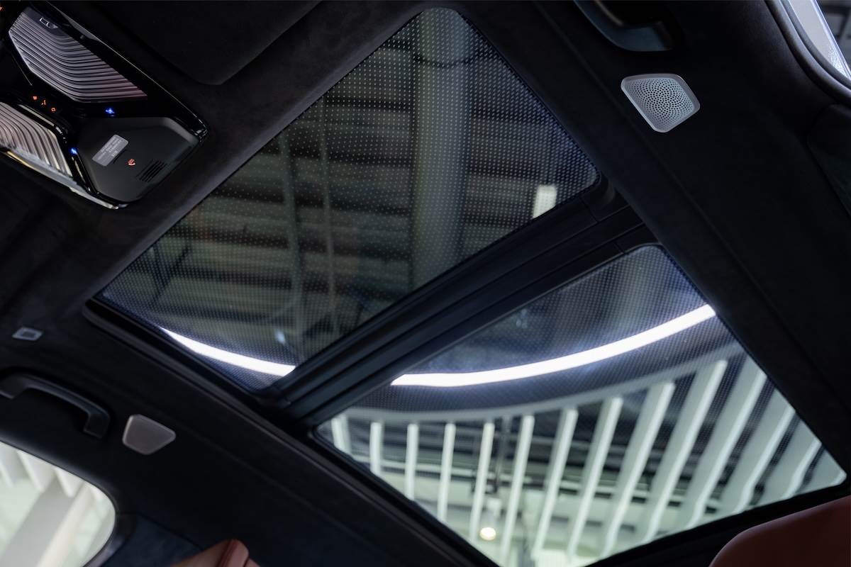 Sky Lounge全景式電動玻璃天窗創造出優秀的通透感。（圖／汎德提供）